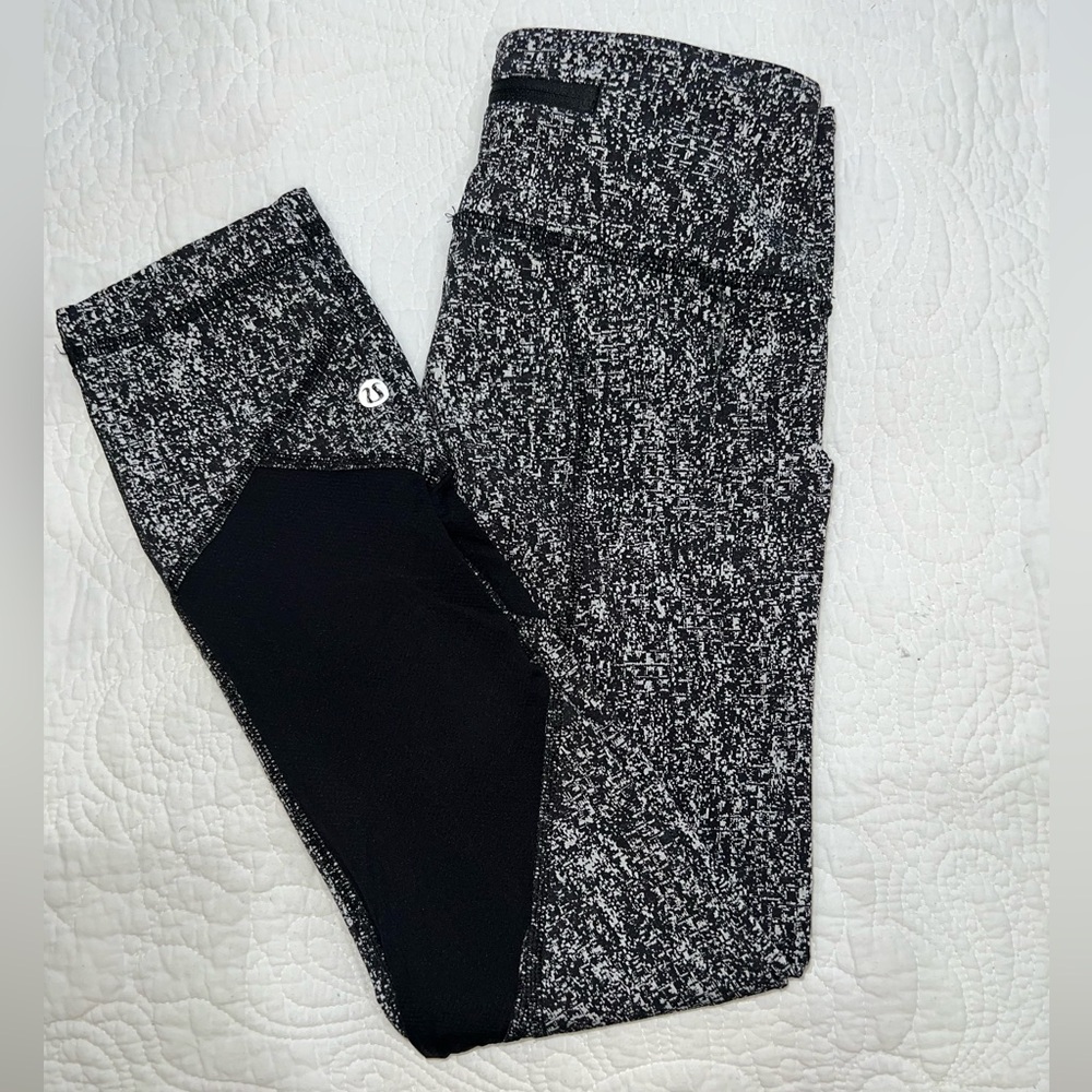 LULULEMON PACE RIVAL MESH CROP 22”LEGGINGS SIZE 2 WHITE AND  BLACK COLOR EUC - Picture 5 of 9